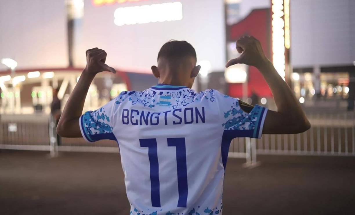 Jerry Bengtson le regaló su camiseta del partido ante Qatar a este aficionado hondureño. Detallazo del delantero.