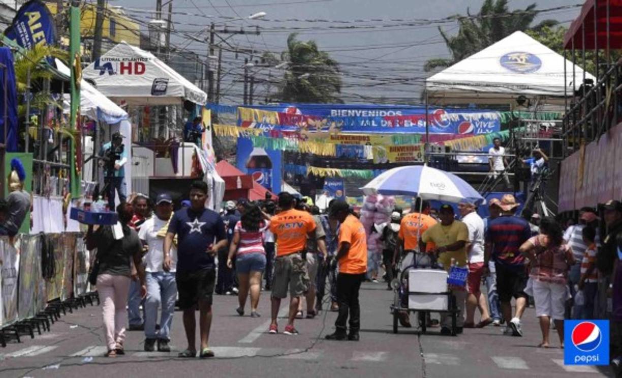 La avenida San Isidro comenzó a llenarse desde tempranas horas de la tarde con motivo del carnaval de la ciudad de La Ceiba, Atlántida.