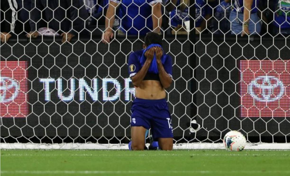 La tristeza de los salvadoreños tras un gol de Honduras.
