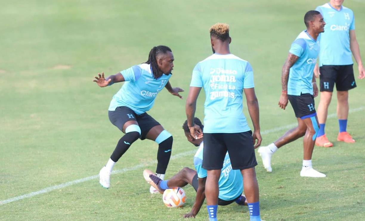 El susto que se llevó ‘La Panterita‘. Alberth Elis tuvo que saltar ante la barrida de Wesly Decas en el entreno de esta jueves en Houston.