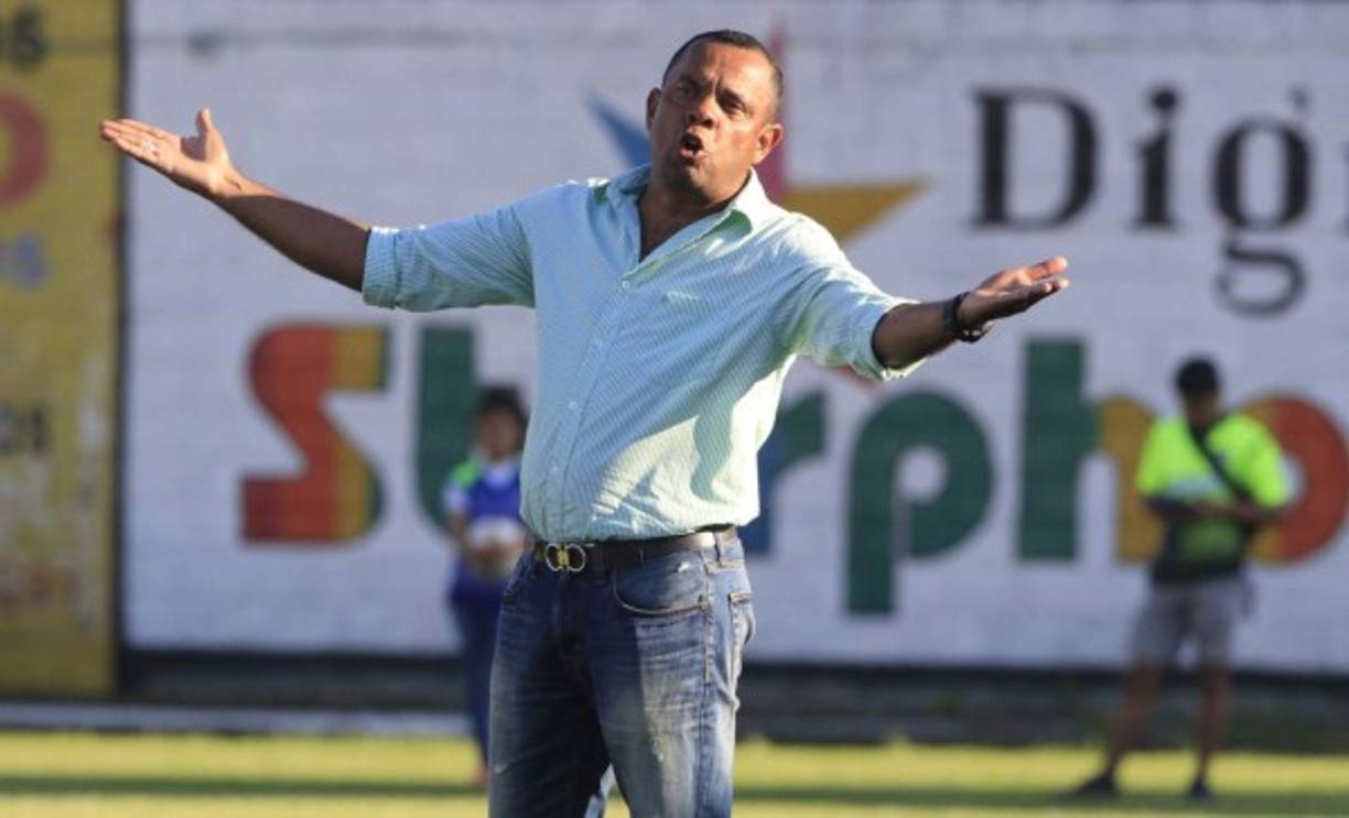 Raúl Cáceres: El entrenador hondureño del Real de Minas tiene su propio taller de cerrajería.