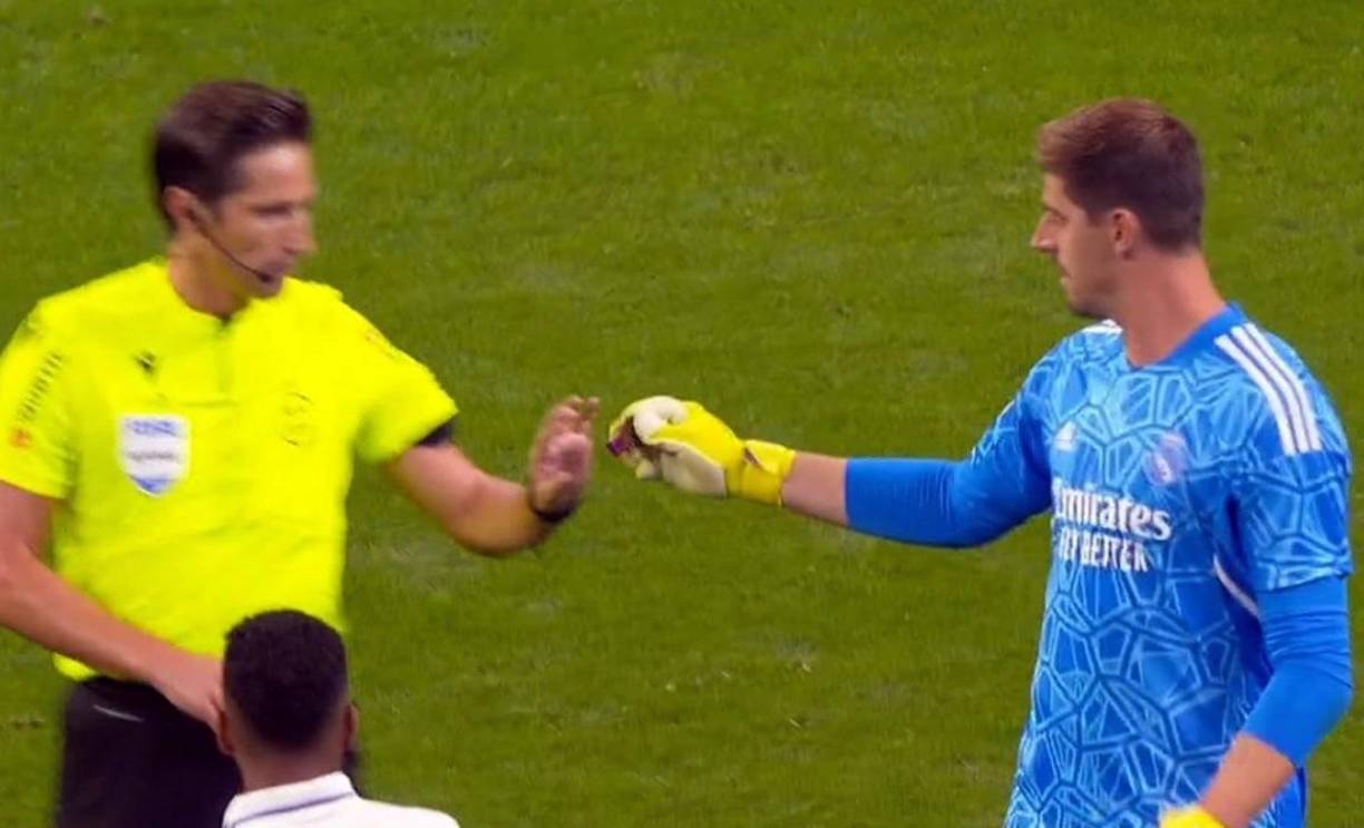 Thibaut Courtois le entregó al árbitro otro encendedor que le tiraron desde las gradas.