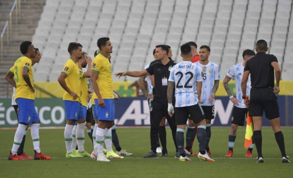 Lionel Scaloni, entrenador de Argentina, hablando con futbolistas brasileños.