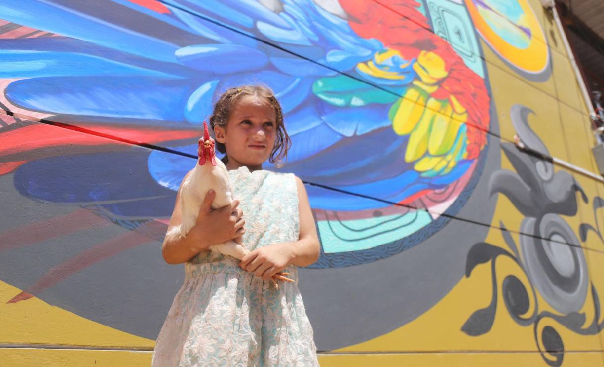 Una hermosa niña de Arada, Santa Bárbara, fue captada por la cámara de LA PRENSA cuando caminaba por las calles empedradas del encantador pueblo.
