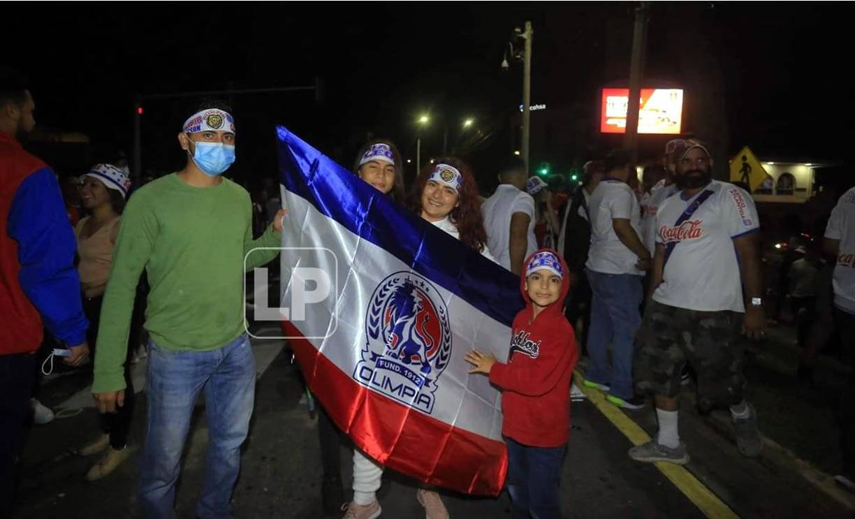 La afición del Olimpia celebró hasta la madrugada de 24 de diciembre en San Pedro Sula el tetracampeonato logrado por el equipo de Pedro Troglio tras ganar la Gran Final del Torneo Apertura 2021 al Real España.