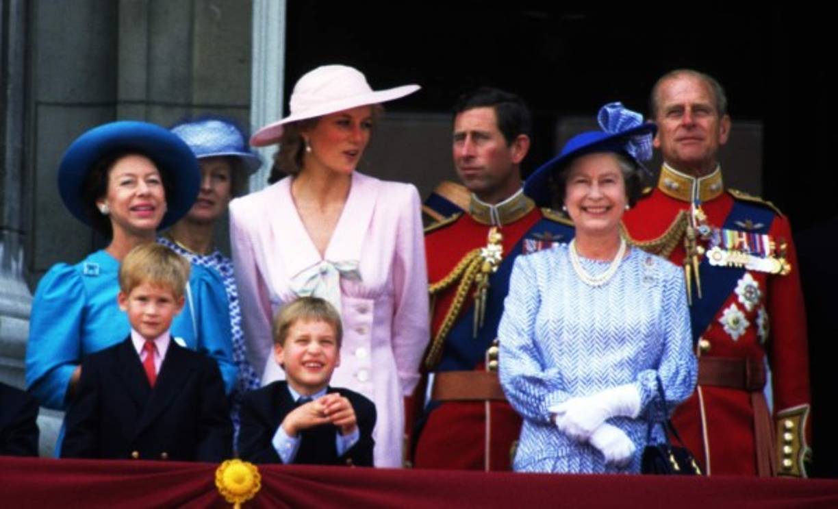 Muy sonrientes Diana de Gales y la reina Isabel observan un desfile desde el balcón del palacio de Buckingham el 17 de junio de 1989 en Londres junto al resto de la familia real británica.