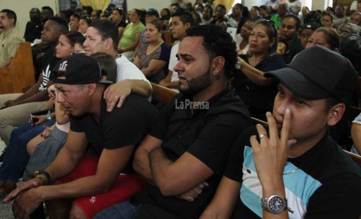 Pompilio Mejía (brazos cruzados) fue uno de los mejores amigos de Juan Carlos García y se quebrantó en el velatorio. Fueron compañeros en el Marathón.