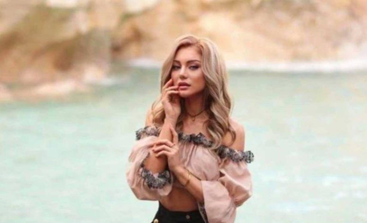 Modelo rusa que llamó psicópata a Putin fue encontrada muerta dentro de una maleta