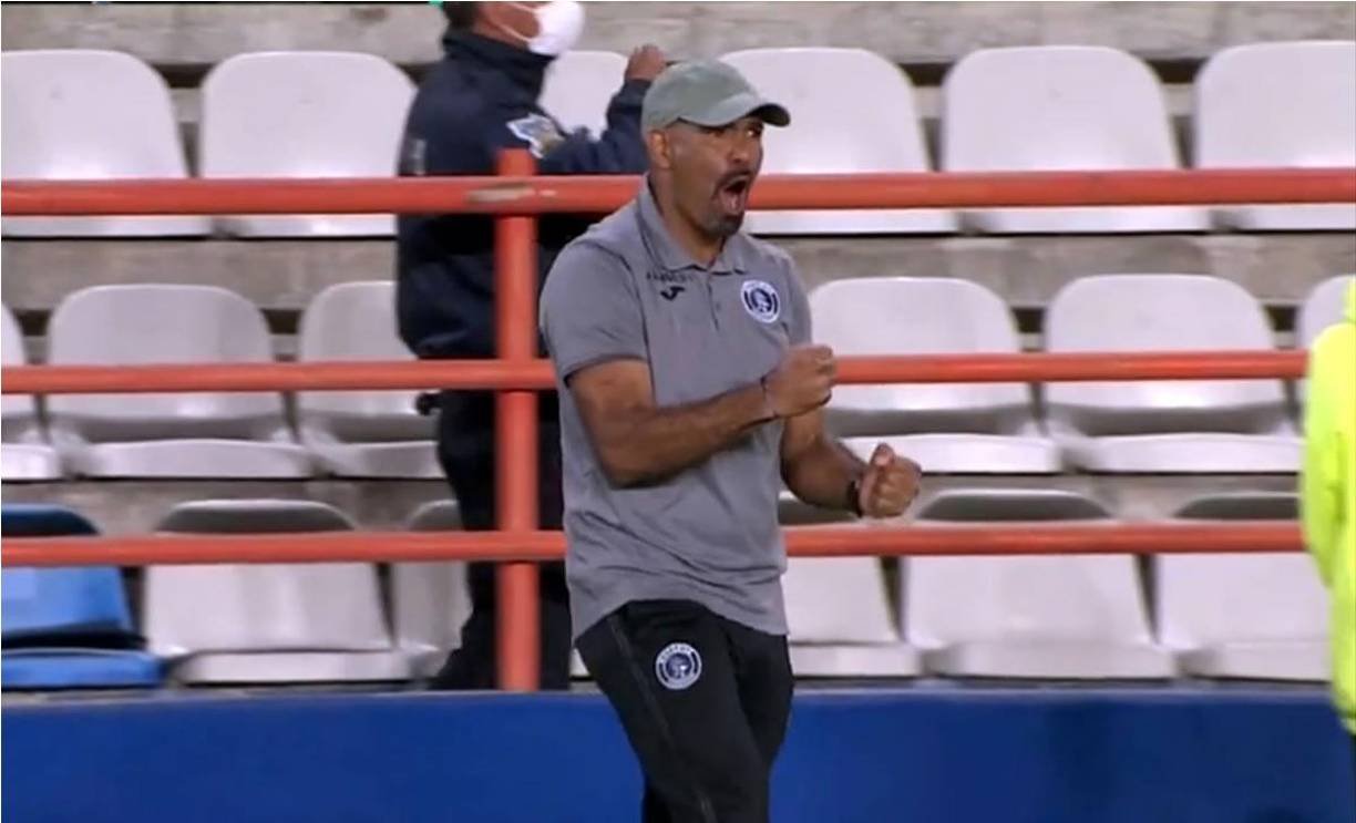 La euforia de Ninrod Medina. Así celebró el entrenador del Motagua el gol de Eddie Hernández.