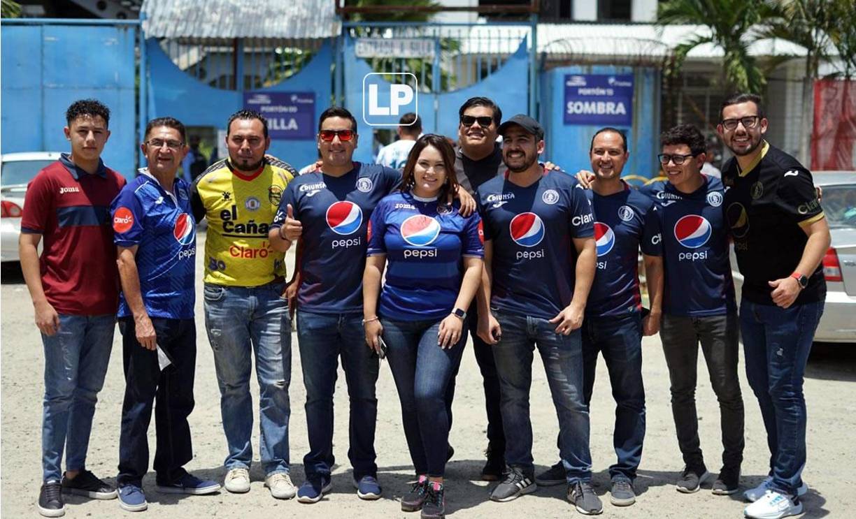 Una buena cantidad de hinchas del Motagua pintan el estadio Olímpico de azul.