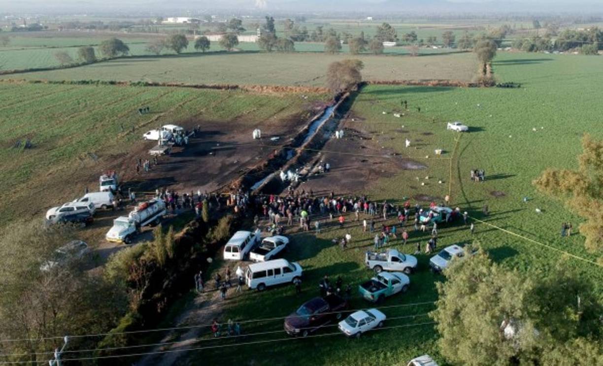 Aerial view of the scene where a massive blaze trigerred by a leaky pipeline took place the night before in Tlahuelilpan, Hidalgo state, Mexico on January 19, 2019. - An explosion and fire has killed at least 66 people who were collecting fuel gushing from a leaking pipeline in central Mexico, the Hidalgo state governor said on Saturday. (Photo by Enrique CASTRO / AFP)