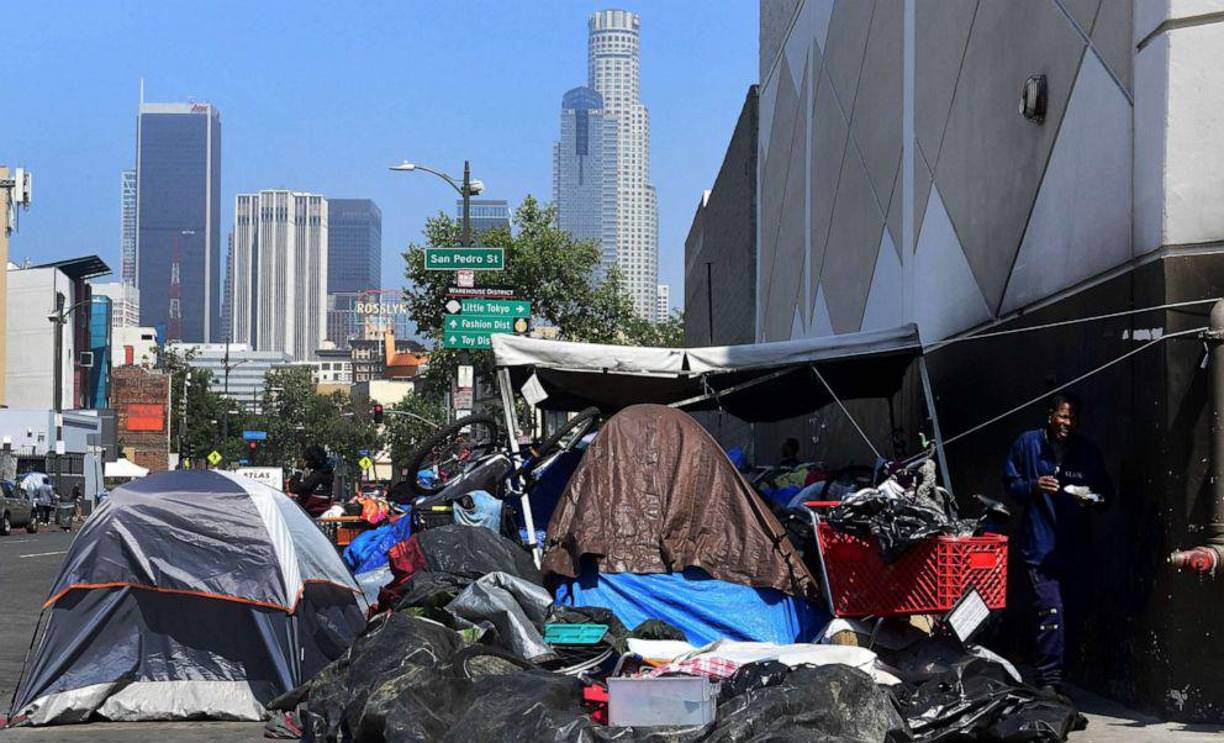 La xilacina se encuentra en cada vez más en drogas ilícitas, mezclada por ejemplo con el fentanilo, y se detecta con mucha frecuencia en las personas que mueren por sobredosis.