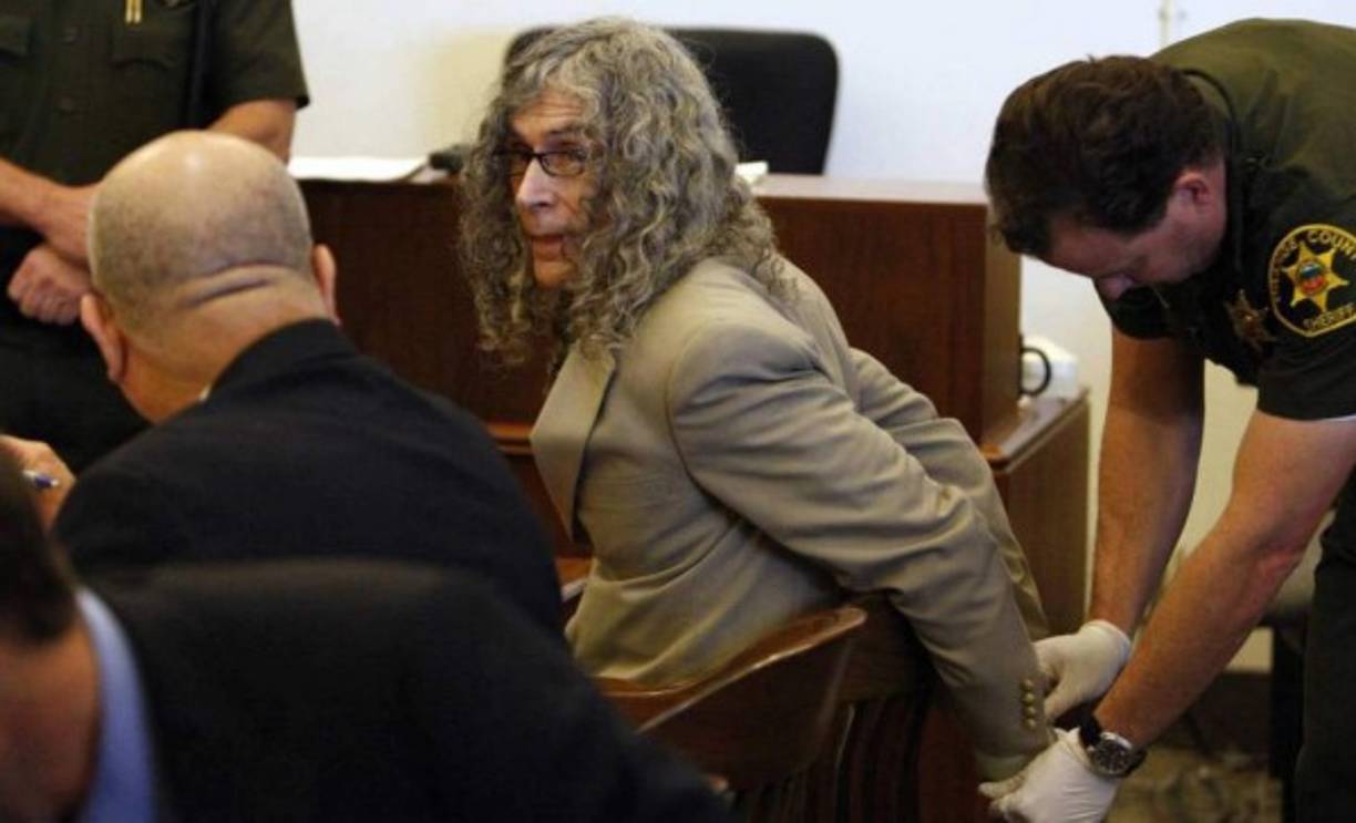 Rodney Alcalá no es el único asesino en serie que ha probado suerte en televisión. Edward Wayne Edwards, asesino de al menos cinco personas, concursó en el programa To Tell the Truth (¡en el que una serie de invitados tenía que averiguar cuál de tres hombres era el criminal Ed Edwards!) y Stephen Port, conocido como el asesino de Grindr, concursó en la versión británica de MasterChef. Cocinó unas albóndigas. Para esas fechas ya había matado al menos a cuatro hombres, a los que había dopado con gamma hidroxibutirato (GHB), la conocida como droga de las violaciones.