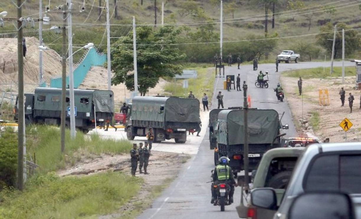 Al menos unos 800 vehículos estuvieron retenidos porque no podían salir y eso debido a las medidas de seguridad que mantuvieron los agentes por los trasladados que realizaron.