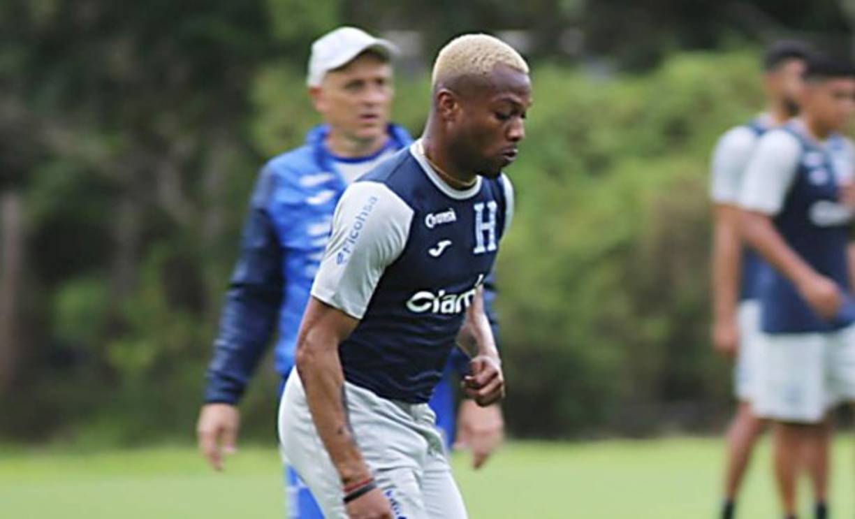 Kevin Álvarez: Lateral por la banda derecha.<br/>