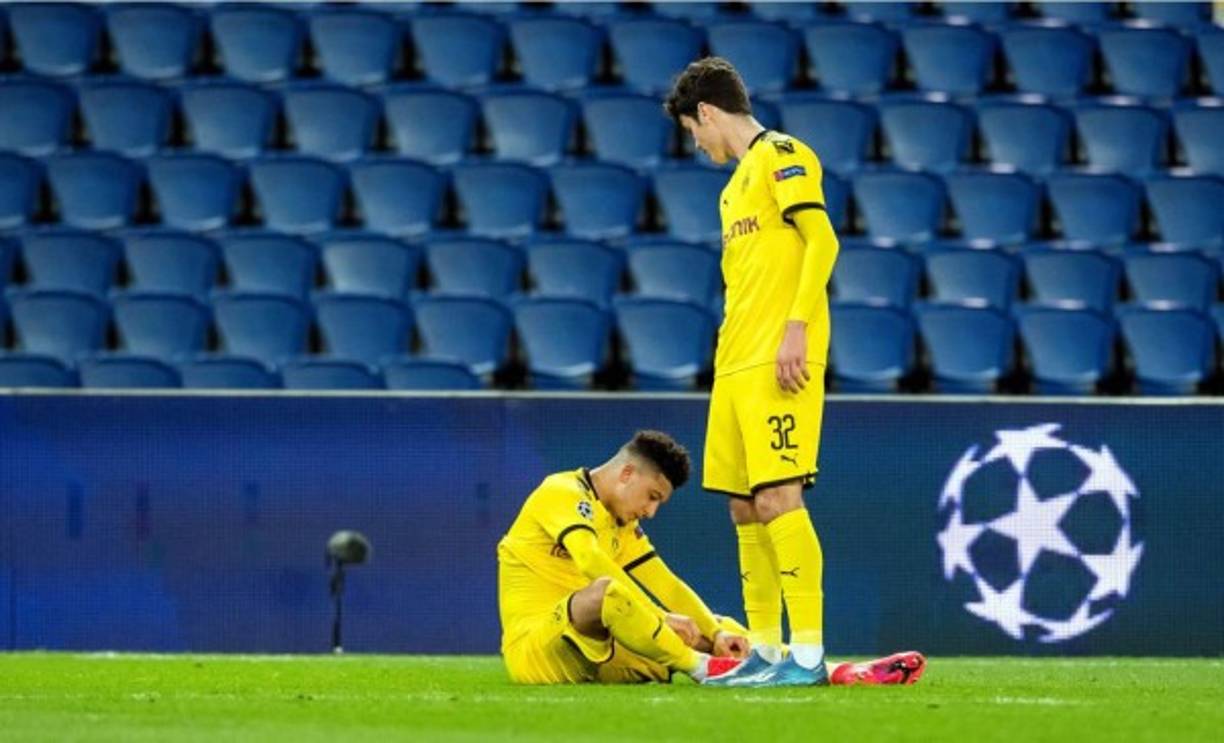 Jadon Sancho y Giovanni Reyna, cabizbajos al final del partido.
