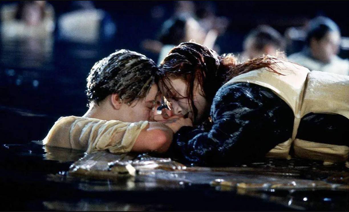 Y, por encima de todo, continúa entre el público el debate sobre si había hueco para Jack en la tabla sobre la que se salvó Rose de morir congelada.