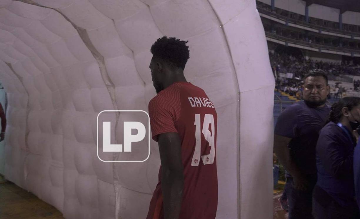 Así salió del campo Alphonso Davies tras el final del primer tiempo del partido. Nada contento.