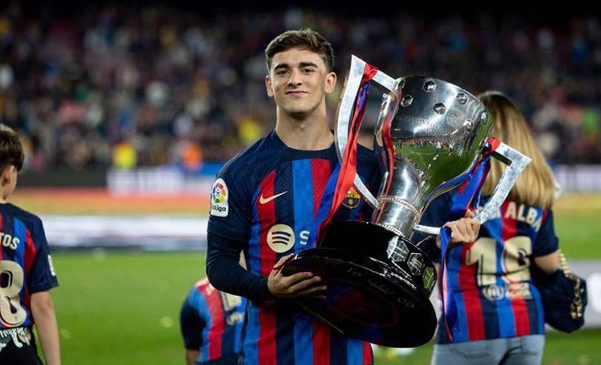 Gavi posando con su primer título de la Liga Española.