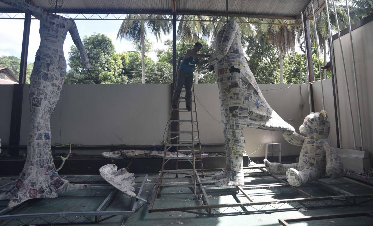 Desde principios de septiembre comenzó la elaboración de las gigantescas y coloridas chimeneas.