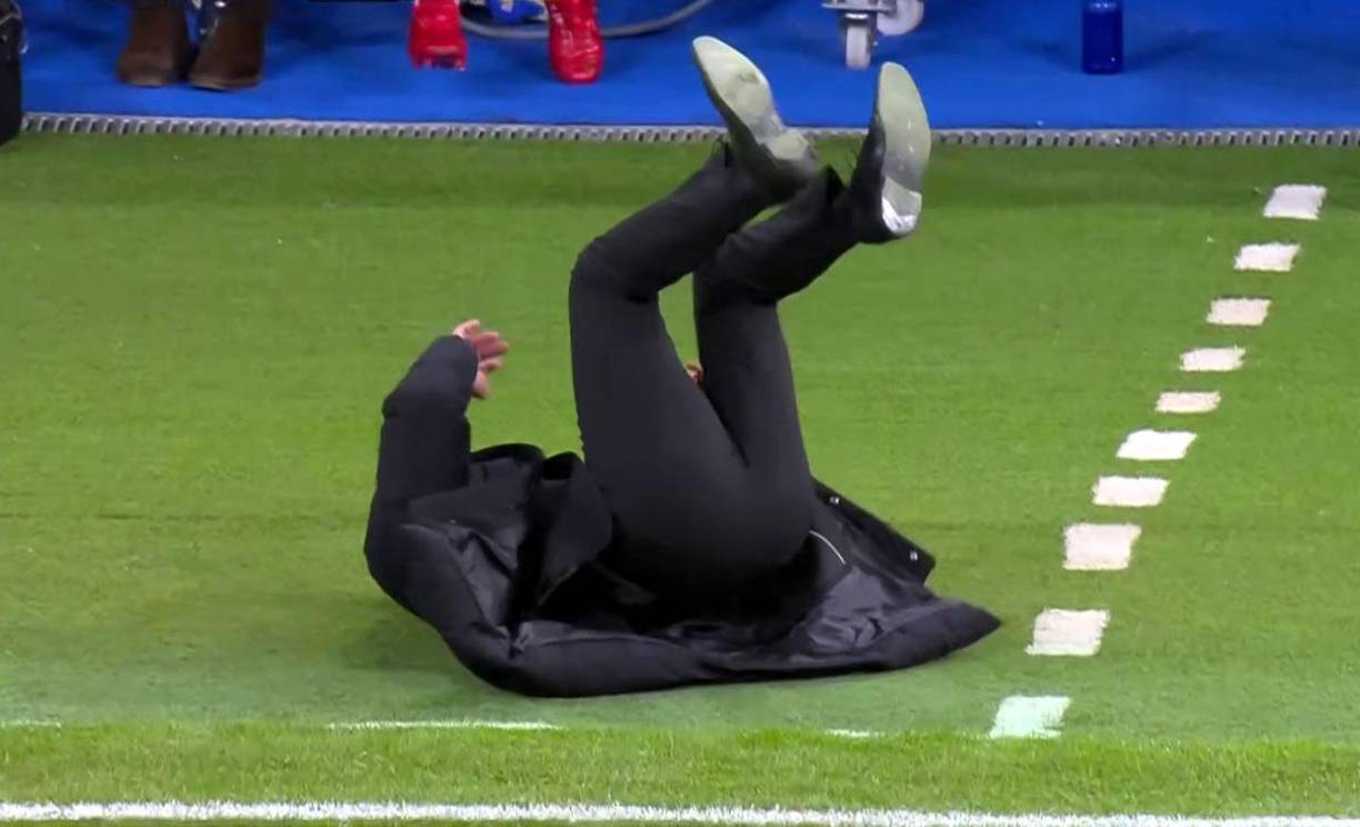 Diego Pablo ‘Cholo’ Simeone se tiró al suelo en los últimos minutos del primer tiempo tras una jugada del Atlético de Madrid.