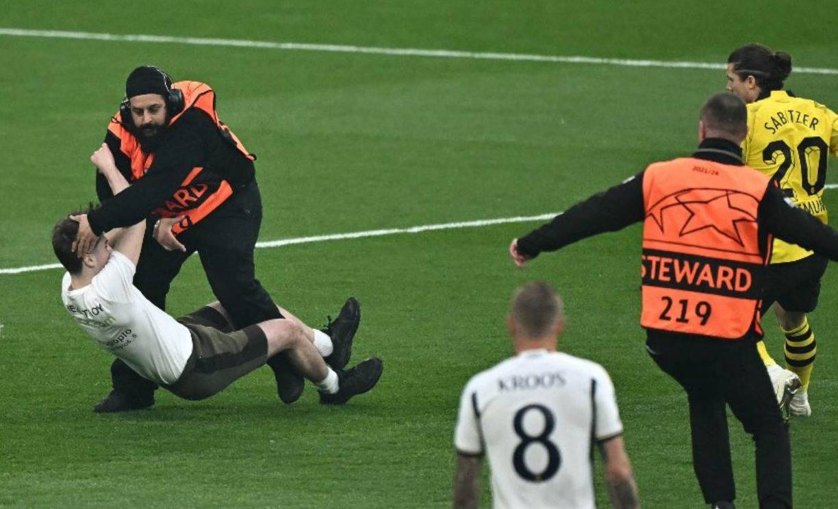 El duelo entre Real Madrid y Borussia Dortmund en el Wembley Stadium de Inglaterra tuvo una escena verdaderamente inesperada en el inicio del partido.