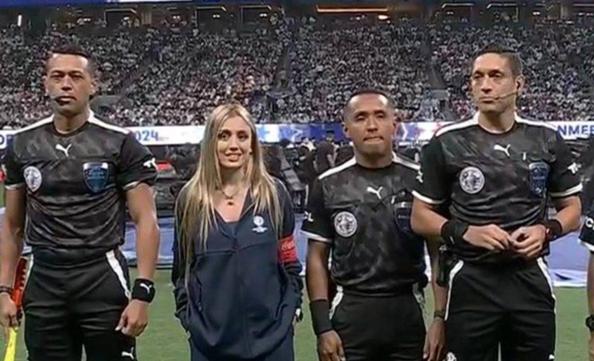 Durante los minutos previos al comienzo del partido entre Argentina y Canadá en el estreno de la Copa América, sorprendió la presencia de una chica al lado de los árbitros en donde estaba el salvadoreño Iván Barton.