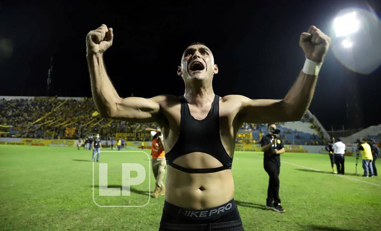 Un eufórico Omar Rosas celebrando la clasificación a la final.