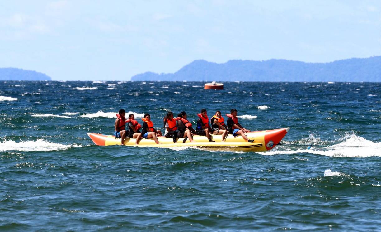 Subirse a la banana es un atractiva actividad que realizan los turistas durante las vacaciones. 