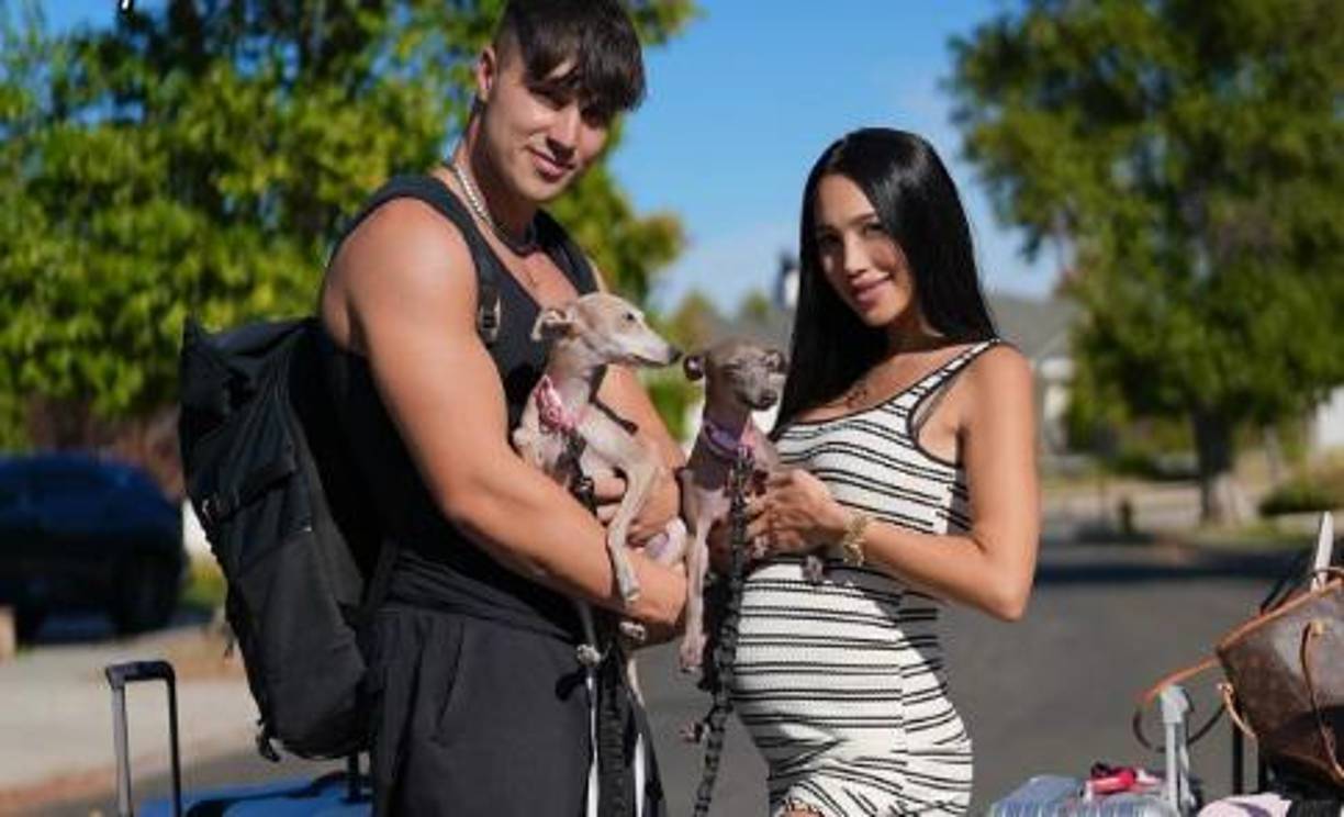 En septiembre de 2024, Vas publicó un TikTok sobre las noticias sobre bebés, que ahora ha sido visto 1,3 millones de veces. El video muestra una recopilación de su boda y sus vacaciones juntos, junto con imágenes de ultrasonido y un clip de ellos leyendo una prueba de embarazo positiva.