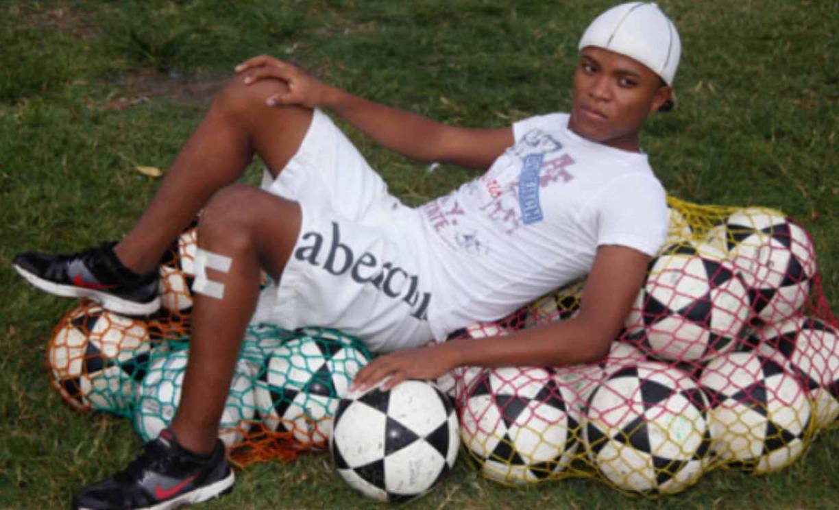 Surgido del Platense Júnior, ‘Chicharito’ se ganó una reputación de goleador en las Ligas menores. De hecho, en la categoría mosco llegó a marcar más de 120 goles. Eso avaló que a muy temprana edad debutara en Liga Mayor y de allí diera el salto al fútbol profesional.