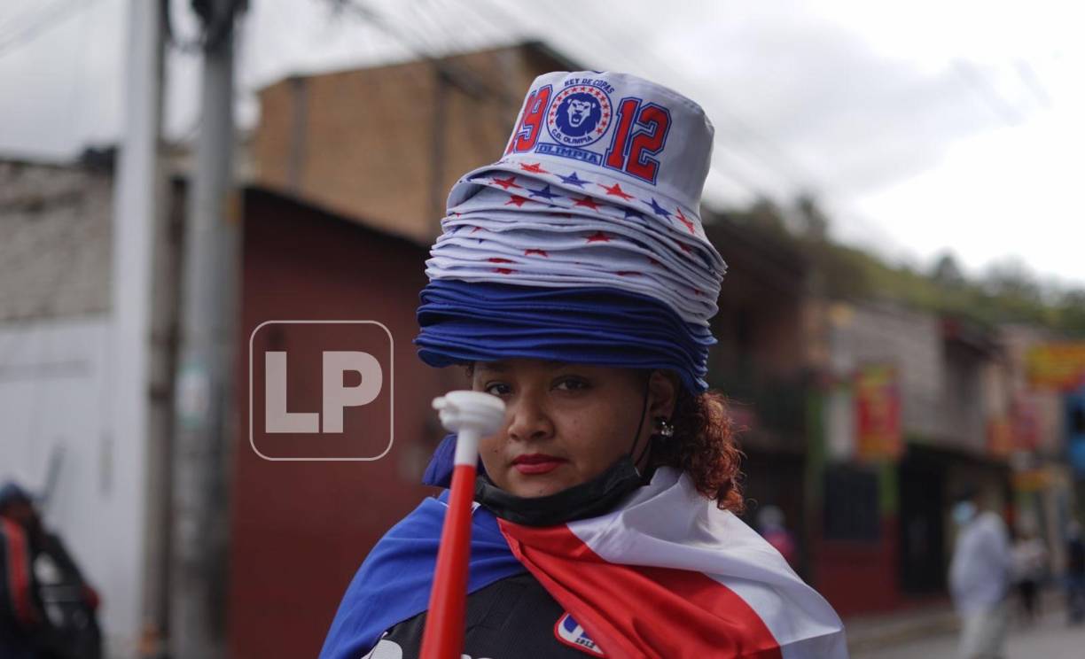 La venta de gorros del Olimpia en las afueras del estadio Nacional.