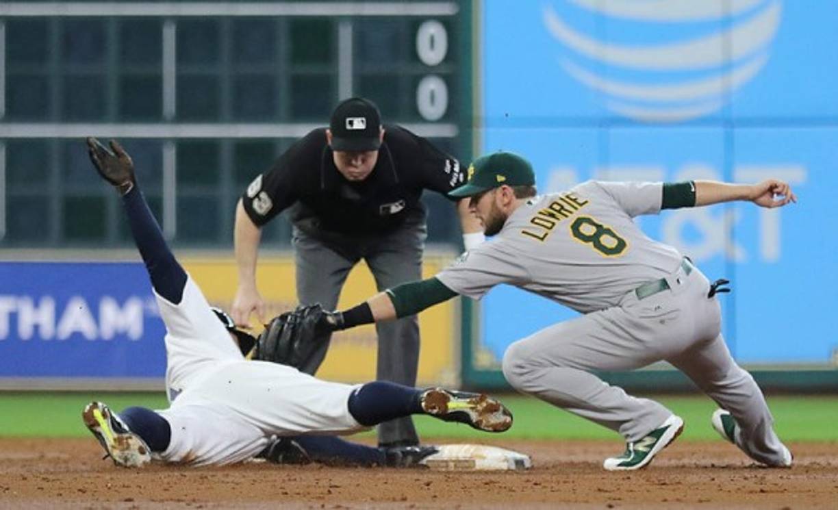 BÉISBOL. Quedó quieto. El árbitro Jerry Layne anuncia que George Springer, de los Astros de Houston, llegó seguro a segunda base frente a los Atléticos de Oakland.