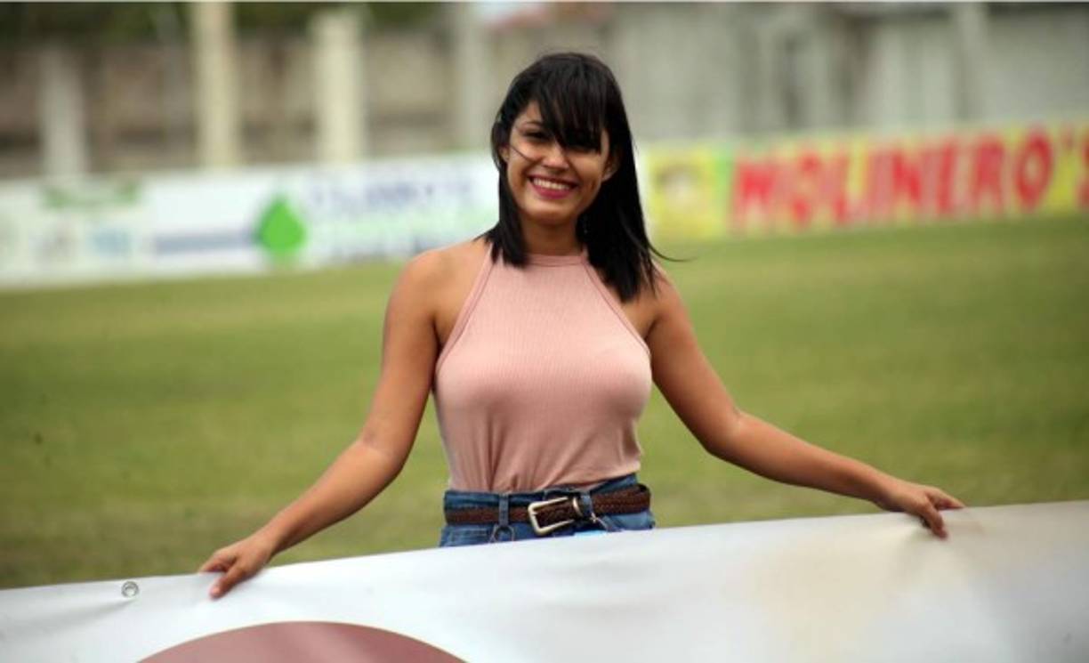 Una bella chica durante el partido Real Sociedad-UPN en Tocoa.