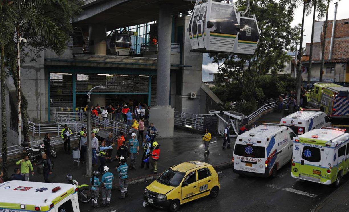El gerente del Metro de Medellín, Tomás Elejalde, reveló que el accidente se presentó cuando “una cabina que venía bajando de la estación Santo Domingo se detuvo al entrar a la otra estación, por causas que todavía estamos investigando”. 