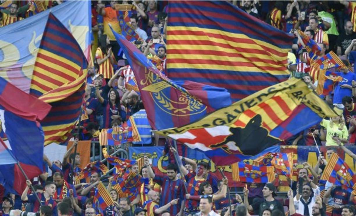 Los aficionados catalanes se hicieron presentes a darle el apoyo a su equipo.