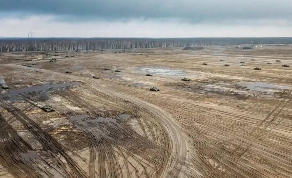 Desde hace semanas, Rusia ha desplegado decenas de miles de soldados en la frontera con Ucrania, lo cual incrementó el miedo a un ataque. Rusia ha desmentido que tenga estas intenciones pero sí ha reclamado garantías para su propia seguridad, por ejemplo que Ucrania no sea admitido en la OTAN.