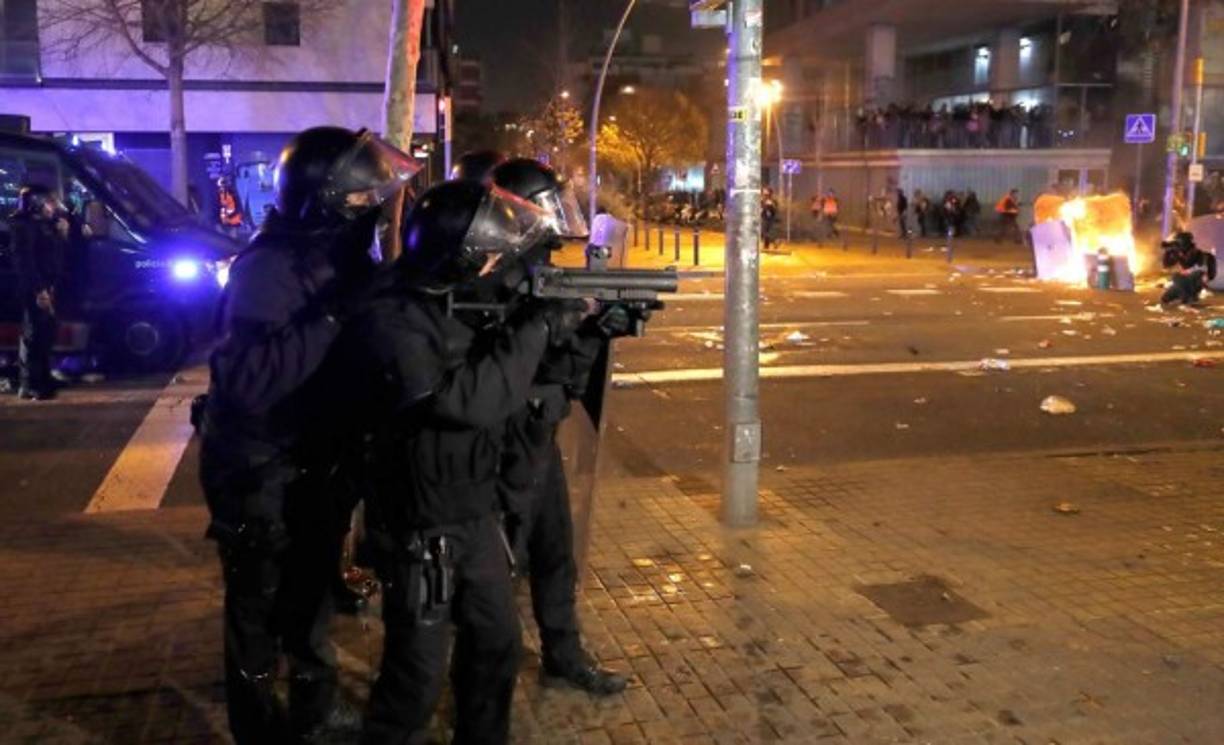 La Policía cargó contra los independentistas catalanes a las puertas del Camp Nou.