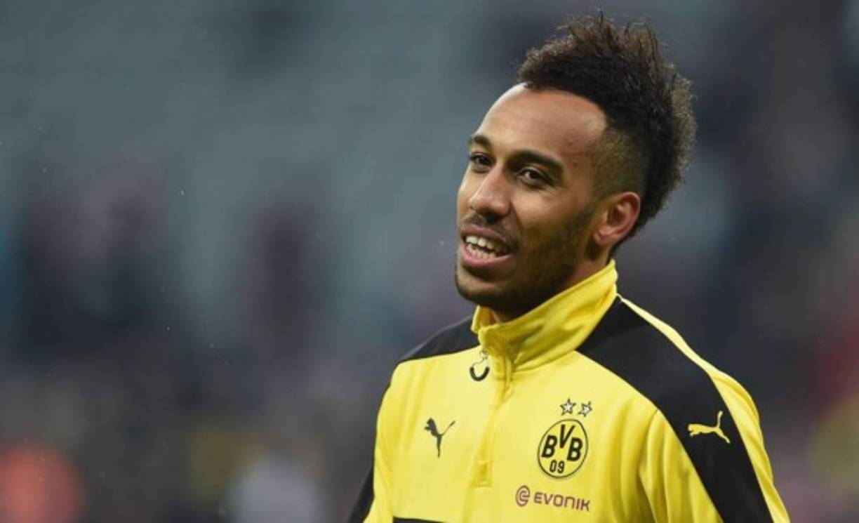 El Borussia Dortmund no cede por Pierre Emerick Aubameyang. 'El Arsenal ha hecho varios intentos hasta el momento y todos han sido rechazados. O nuestras demandas se cumplen, por lo que puede haber otra transferencia (con otro club), o no se cumplirán y Aubameyang jugará en Dortmund hasta el verano', ha dicho el director deportivo del Borussia Dortmund, Michael Zorc, a Sky Alemania sobre el fichaje del gabonés.