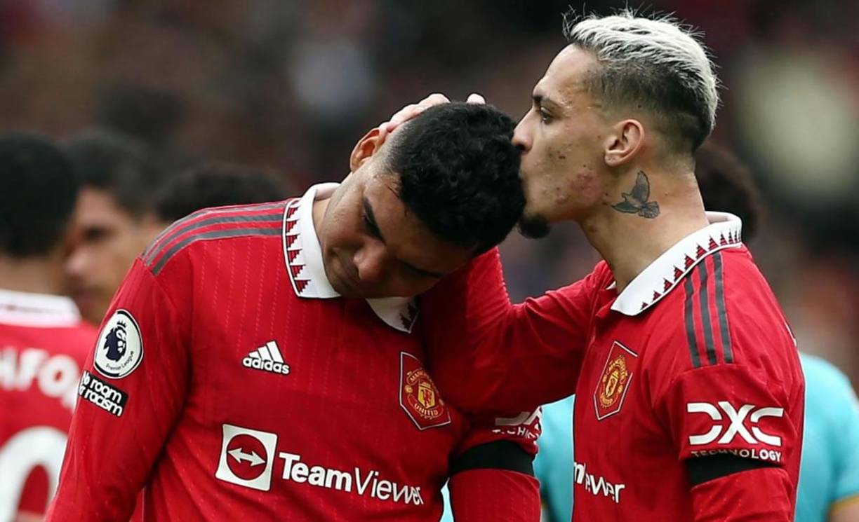 Antony le dio un beso en la cabeza a su compatriota que se vio afectado por la expulsión.