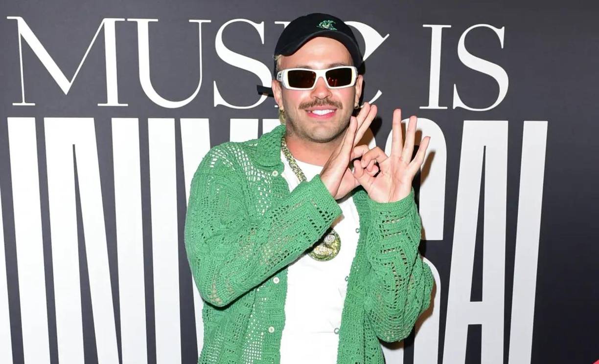 En fotos compartidas en redes sociales se ve como Feid y sus amigos salieron al escenario y, sentados en sofás, jugaron videojuegos.