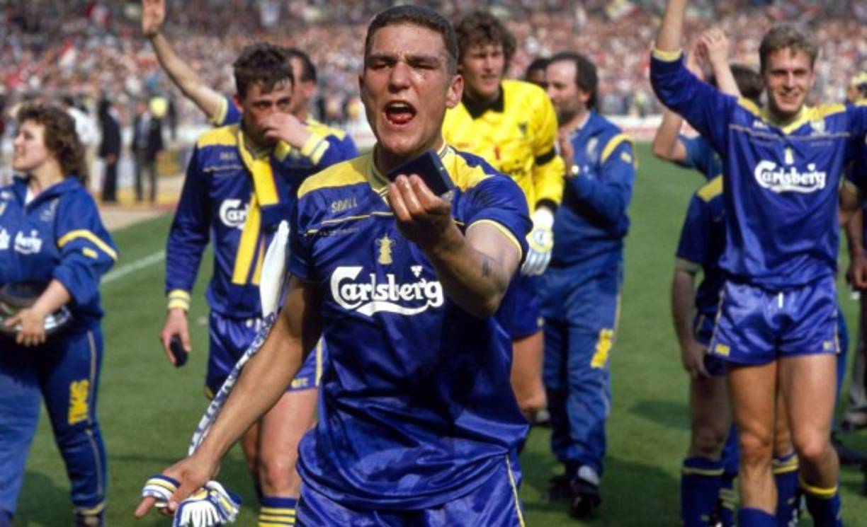 Liderado por Jones, el Wimbledon empezó a cosechar triunfos a base de juego sucio, patadas y un fútbol tan feo como efectivo. Durante tres años el equipo, que fue apodado “The Crazy Gang” (“La pandilla de los locos”), se situó en los primeros puestos de la competición. Ganó la FA Cup en 1988.