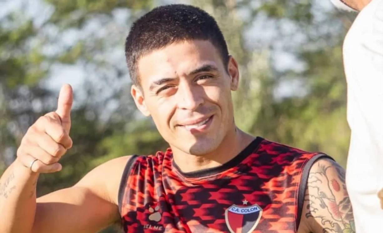 A través de sus redes sociales, la periodista Nani Senra dio a conocer que tuvo una conversación directa con los familiares del futbolista que milita en Colón de Santa Fe, quienes afirman que ya conocen su ubicación exacta y pudieron comunicarse con él vía telefónica, aunque no se ofrecieron más detalles al respecto.
