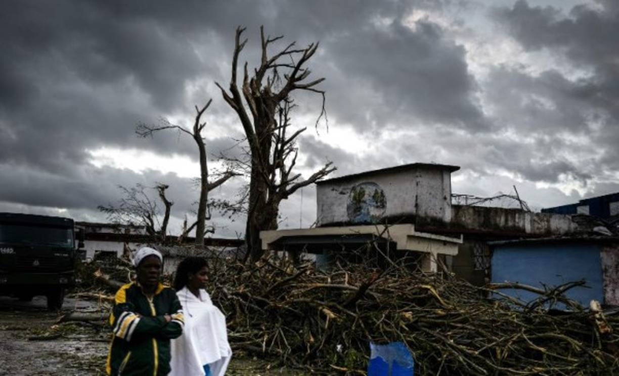 Otros barrios afectados de la capital fueron Santos Suárez, Vía Blanca y Chibás. Rescatistas con camiones y montacargas pasaron la madrugada recogiendo escombros e intentando despejar las vías afectadas.