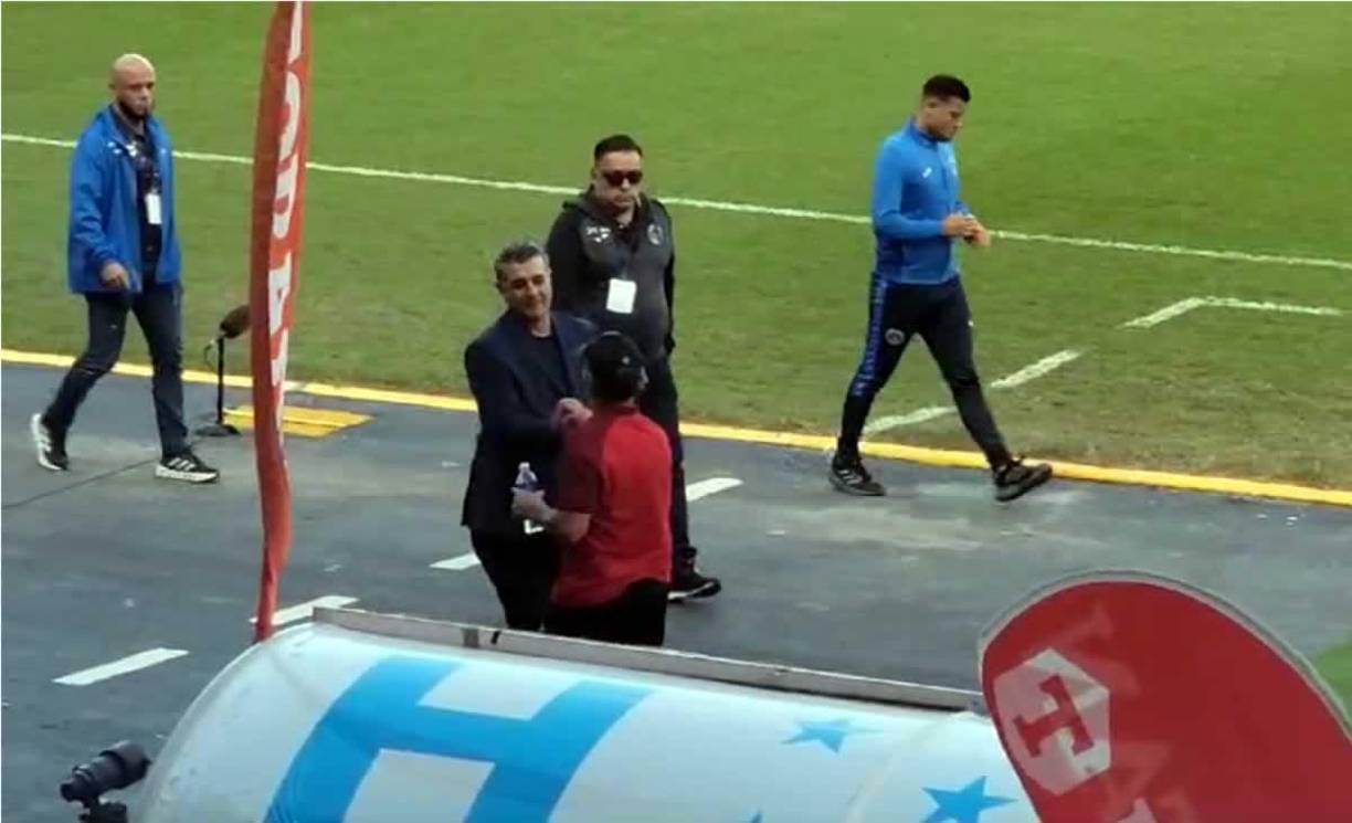 Así fue el reencuentro entre Diego Vázquez y Pedro Troglio después del regreso de ‘La Barbie‘ al Motagua. Se acercó al DT de Olimpia y los dos entrenadores argentinos se saludaron primero con un apretón de manos.