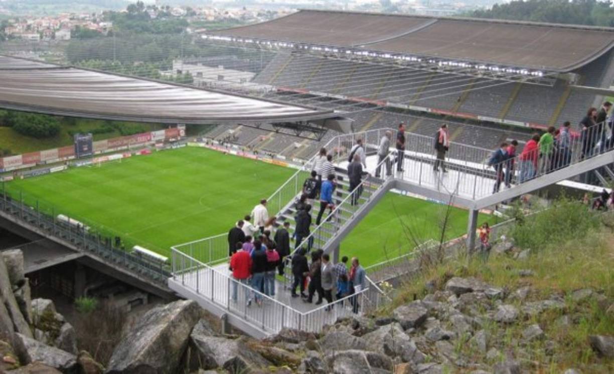 el Estadio Municipal de Braga, en Portugal fue construido para la Eurocopa de 2004. Posiblemente el campo de fútbol más raro de Europa. Su aforo es aparentemente normal: 30.000 espectadores, pero la particularidad es que sólo existen gradas laterales.