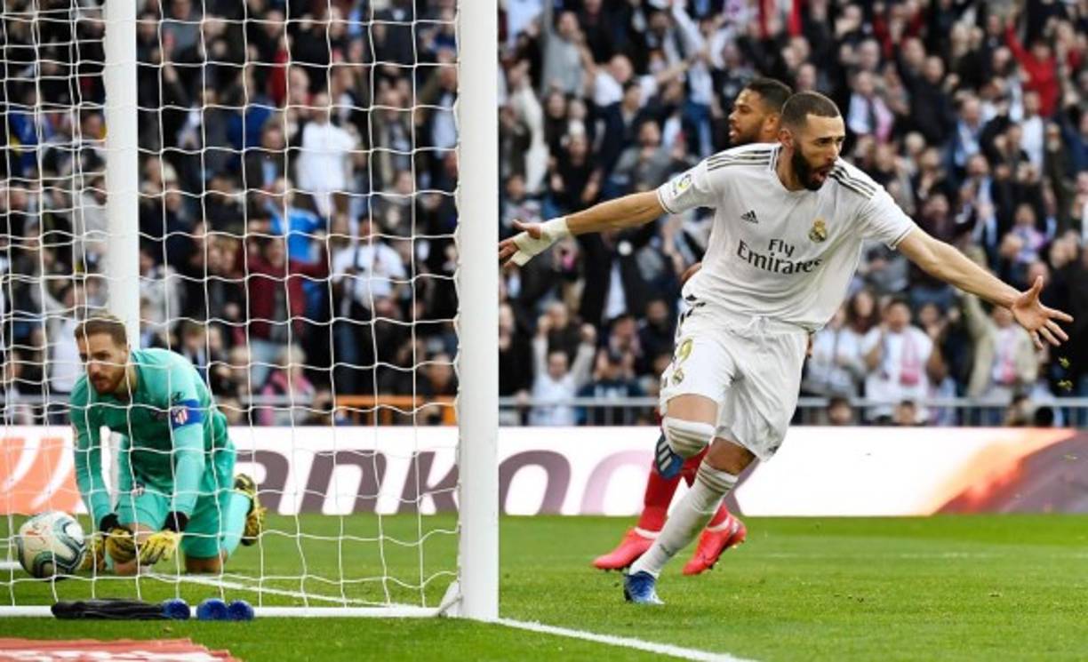El festejo de Karim Benzema tras su gol. Oblak se lamenta en el suelo.