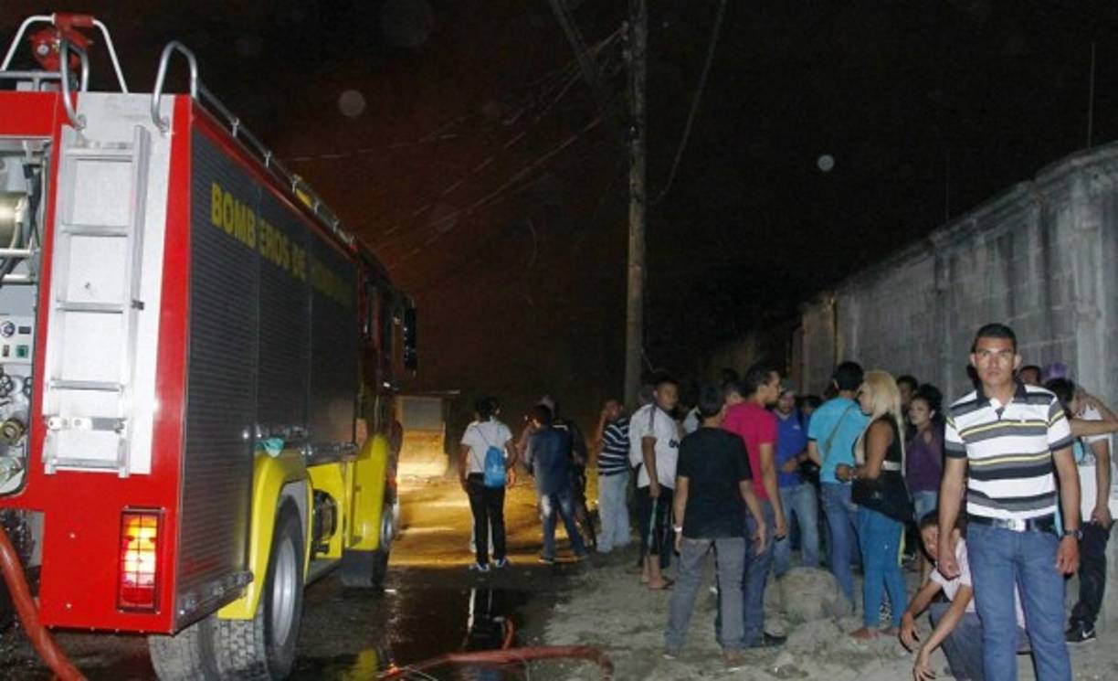 Las causas que provocaron el fuego aún no se saben los bomberos están trabajando para determinar el origen.