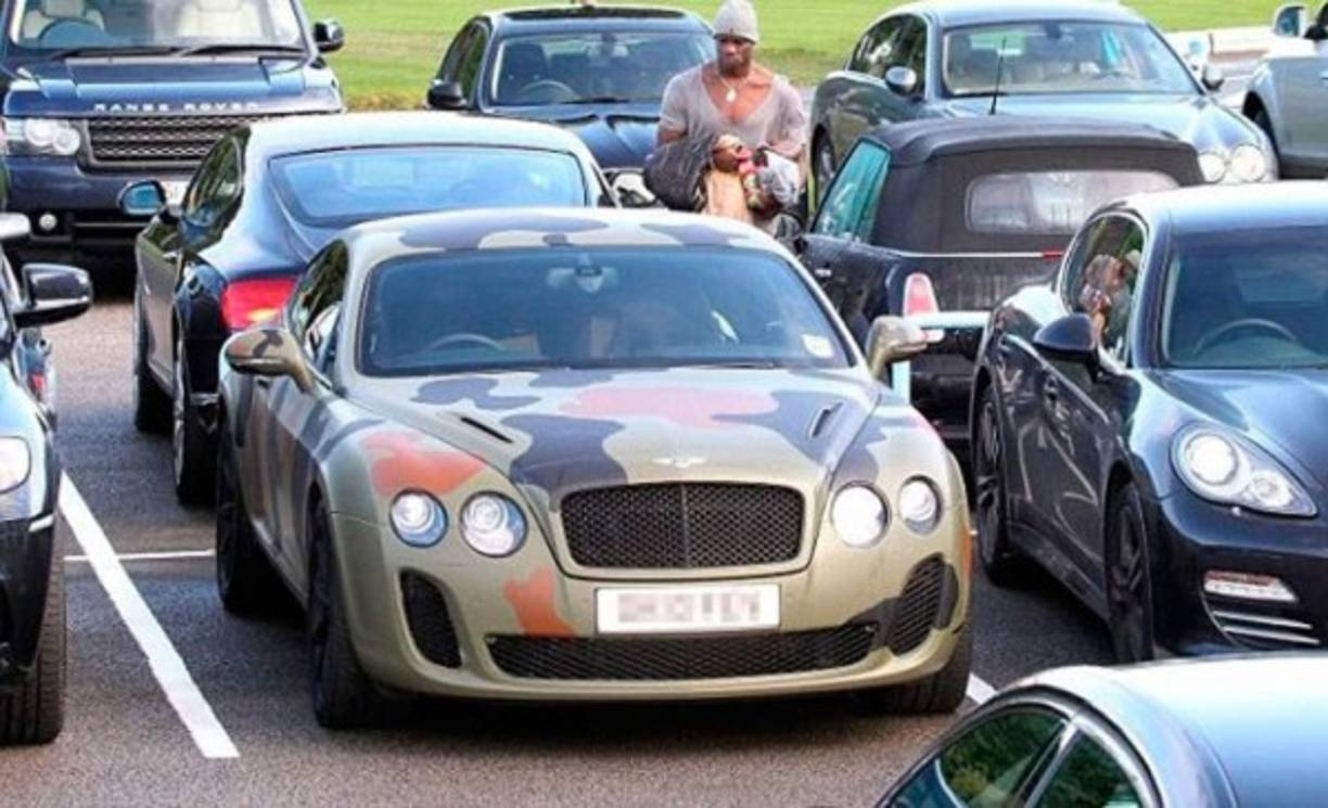 Mario Balotelli y su Bentley de camuflaje. Fuente: Globedia.com