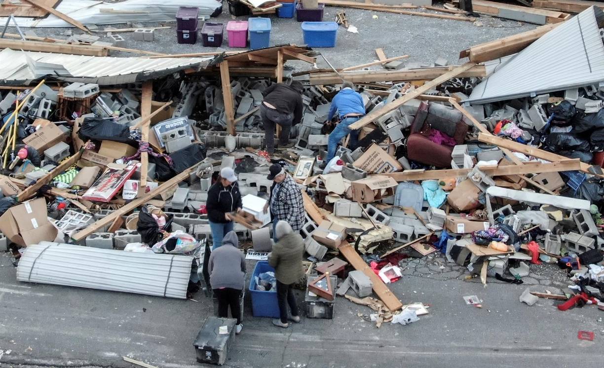 La alcaldesa de Mayfield, Kathy Stewart O’Nan, aseguró a la cadena CBS que el suministro de agua en esa localidad se ha visto comprometido y que hay zonas que no cuentan con electricidad.